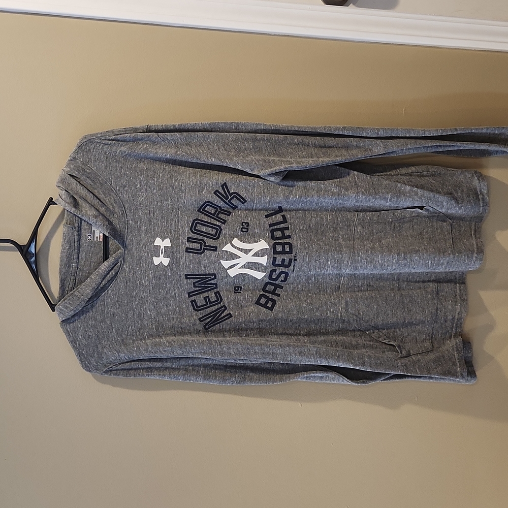 Men's Under Armour Longsleeve light weight hoodie NY Yankees w/pocket Size Large